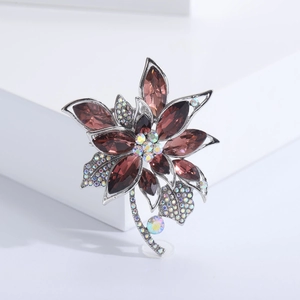 Broche fleur élégante avec cristaux violets et strass sur monture argentée