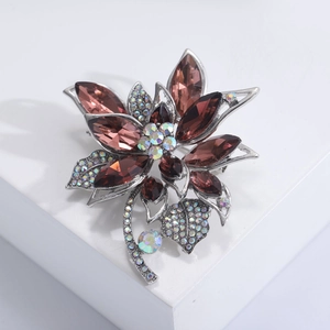 Broche florale de luxe en cristal avec pétales argentés et accents de strass brillants