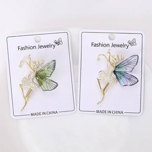Détail de la broche fée de ballet avec ailes en zircon vert et violet sur carte