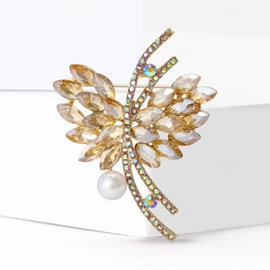 Eleganter Kristall Schmetterling Brosche in Gold mit Champagner-Steinen und weißer Perle