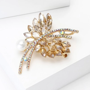 Detailansicht der goldenen Blattbrosche mit Champagnerkristallen, Perle und bunten Strass