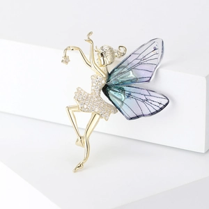 Détail de broche fée avec ailes dégradées bleues et zircons étincelants micro-pavés