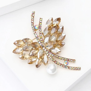 Eleganter goldener Schmetterlingsbrosche mit Champagnerkristallen und großer Perle