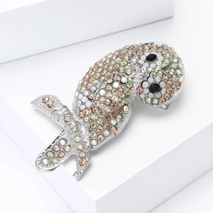 Dettaglio della spilla a gufo di lusso con cristalli rosa e gialli con incastonatura pavé