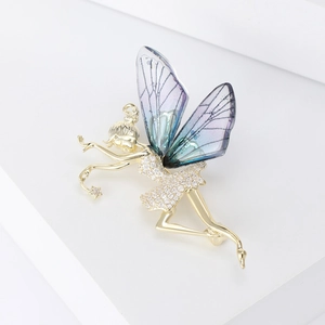 Détail macro de broche fée avec ailes dégradées et cristaux de zircone micro-pavés