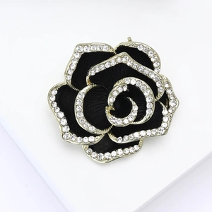 Broche camélia en émail noir élégante avec placage à l'or et strass étincelants