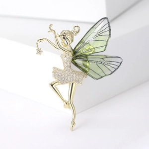 Broche fée fleur exquise avec ailes vertes translucides et finition dorée en zircone