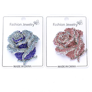 Détails de broches rose de luxe avec strass bleus et roses sur carte de présentation