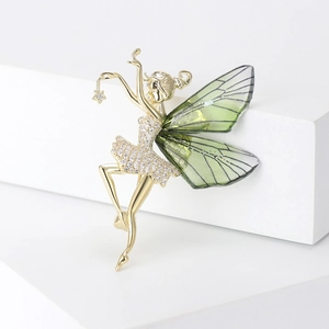 Détail macro de broche fée avec ailes dégradées vertes et cristaux de zircone pavés