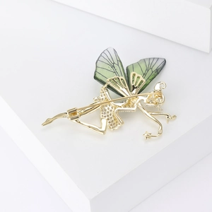 Broche de fée papillon raffinée avec zircons sertis et ailes vertes texturées