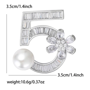 Broche élégante numéro 5 avec perle et oxydes de zirconium scintillants sur métal argenté