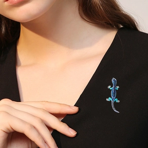 Chic blue gradient gecko brooch pin for women shown on black garment collar