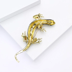Détail du dos de la broche lézard montrant le fermoir de sûreté et l'émail noir