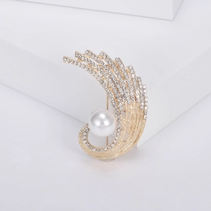 Gros plan d'une broche de luxe avec strass étincelants et une grande perle au centre