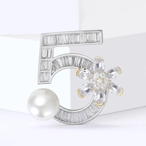 Broche élégante chiffre 5 avec cristaux de zircone et une grande perle blanche