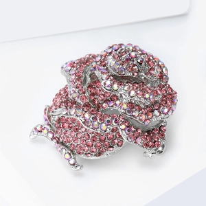 Gros plan détaillé de la broche rose avec cristaux roses et AB sur monture argent