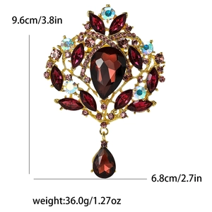 Vue détaillée de la grande broche en alliage avec dimensions 9,6 cm x 6,8 cm et gemmes rouges