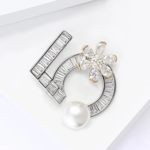 Vue détaillée de la broche chiffre 5 avec perle blanche et pétales de marquise