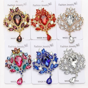 Ensemble détaillé de six broches en alliage avec de grands pendentifs en cristal de couleurs