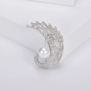 Broche élégante queue de phénix argentée avec cristaux et grande perle blanche