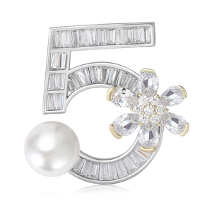 Broche en Cuivre Élégante Numéro 5 Avec Fleur en Zirconium Et Grande Künstliche Perle Bijoux De Mode Haut De Gamme Pour Femme Veste