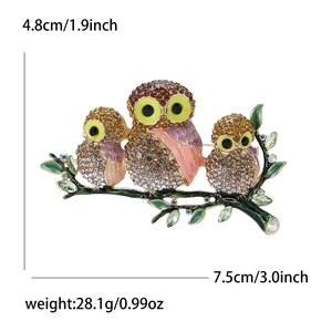 Broche hibou détaillée avec strass multicolores sur une base de branche dorée