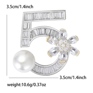 Broche élégante numéro 5 en argent avec cristaux et une grande perle blanche pour femmes