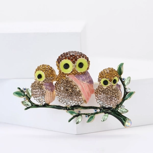 Broche famille de hiboux élégante avec strass brillants et émail sur une branche dorée