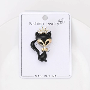 Detail der Fuchs-Brosche mit schwarzem Matt-Finish, Goldkrone und Strasssteinen
