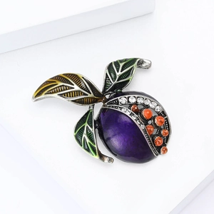 Vue détaillée d'une broche grenade vintage en alliage avec émail violet et cristaux