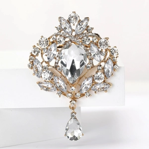 Détail de la broche style palais vintage avec strass et pendentif en forme de poire