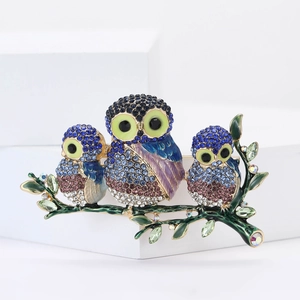 Élégante broche chouettes avec strass colorés sur une branche pour mode féminine