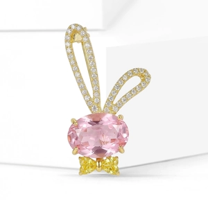 Charmante broche lapin plaquée or avec un grand cristal rose et des détails brillants