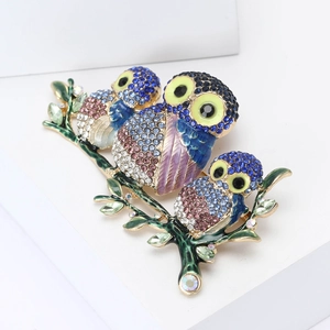 Broche hibou exquise en alliage doré avec strass colorés sur une branche