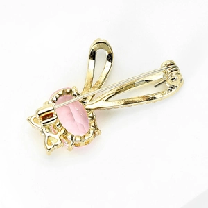 Vue arrière de la broche lapin dorée avec cristal rose et fermoir pivotant