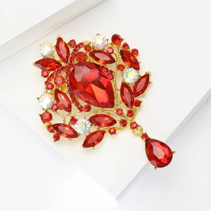 Broche bohème exquise avec grands cristaux rouges et pendentif goutte sur base dorée