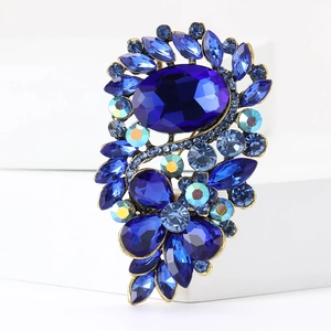 Detailansicht einer floralen Legierungsbrosche mit blauen Kristallen und Strass