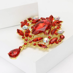 Broche vintage dorée avec grand cristal goutte rouge et accents en strass brillants
