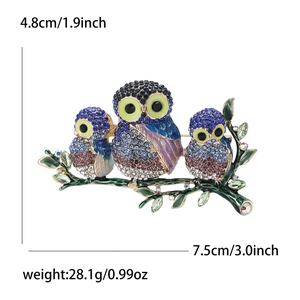 Broche hiboux détaillée avec cristaux multicolores et émail vert sur branche dorée