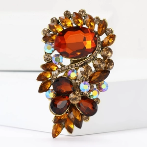 Detailaufnahme einer Vintage-Brosche aus Goldlegierung mit bernsteinfarbenen Kristallen