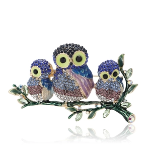 Broche exquise avec trois hiboux et strass colorés sur branches en émail vert