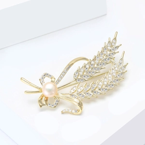 Broche d'épi de blé dorée avec zircons pavés et perle rose centrale de haute qualité