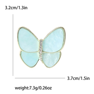 Vue détaillée d'une broche papillon en nacre avec dimensions de 3,2cm de haut et 3,7cm de large