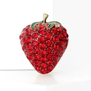 Broche fraise créative avec strass rouges et émail vert sur alliage doré brillant