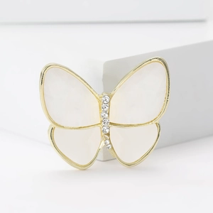 Broche papillon élégante en métal doré avec ailes en nacre et strass brillants pour femmes