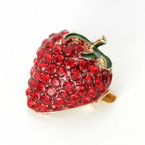 Broche fraise scintillante avec cristaux rouges et émail vert sur base dorée