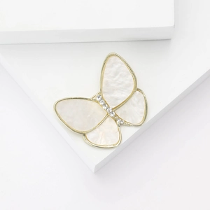 Broche papillon dorée élégante avec texture marbrée et cristaux scintillants