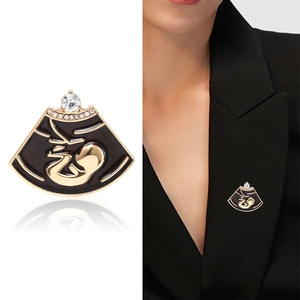 Broche créative échographie fœtale avec dorure et strass sur le revers d'un complet