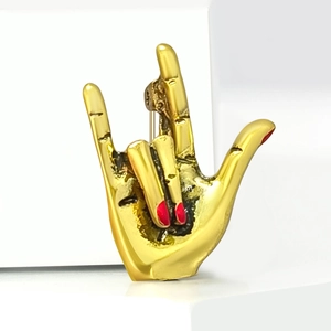 Creative Gold Alloy Hand Gesture Enamel Brooch Rock Hand Sign Pin With Red Nails Fashion Jewelry For Unisex Clothes Bag Accessories