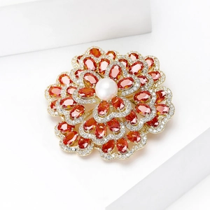 Detailansicht der Perlenblumen-Brosche mit orangen Edelsteinen und glänzenden Zirkonen
